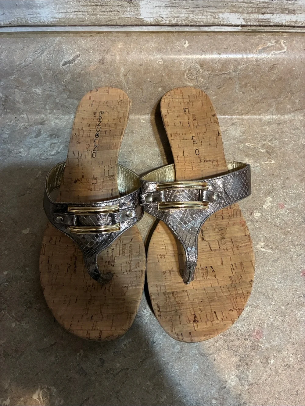 Bandolino women's 7.5 thong wedge sandals metallic silver & gold cork wood heel